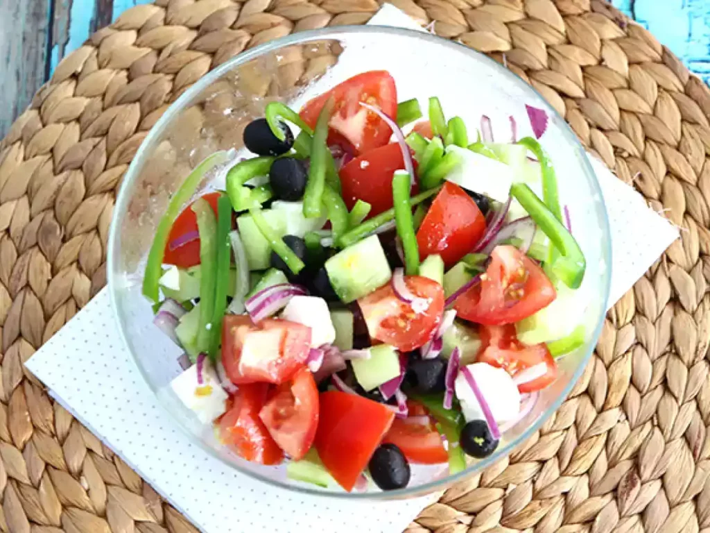 Como Fazer uma Clássica Salada Grega (Horiatiki)