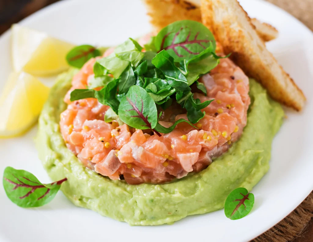 Receita Mediterrânea Anti-idade: Salada de Salmão e Abacate