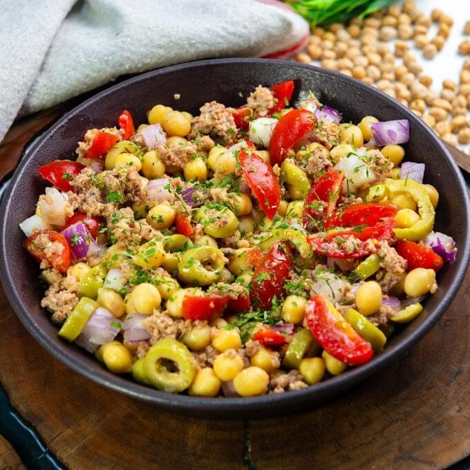 Salada de Grão-de-Bico com Atum e Hortelã