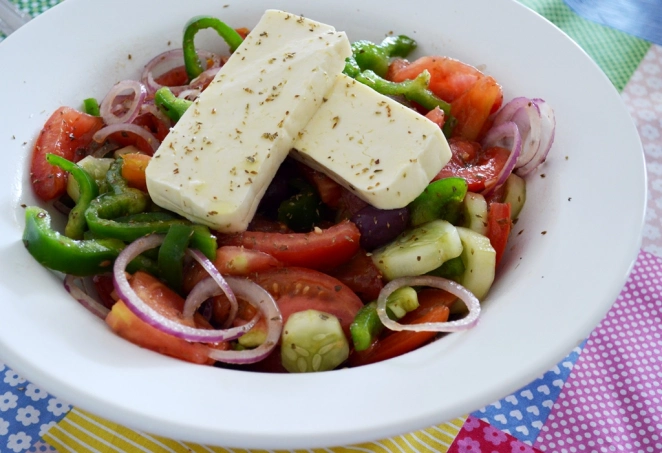 A História da Horiatiki: A Salada do Vilarejo