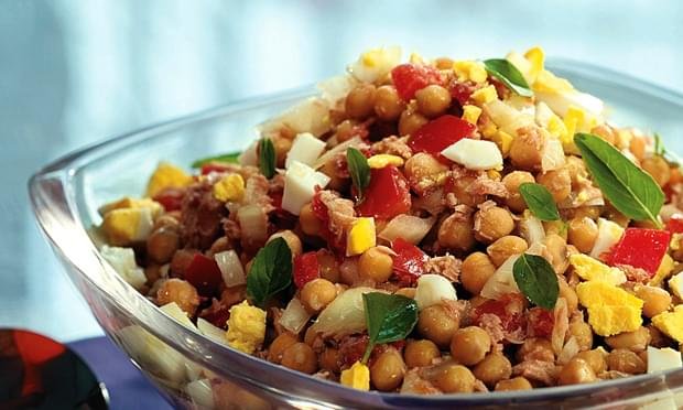 salada de grão-de-bico com azeite de oliva, tomates e ervas frescas