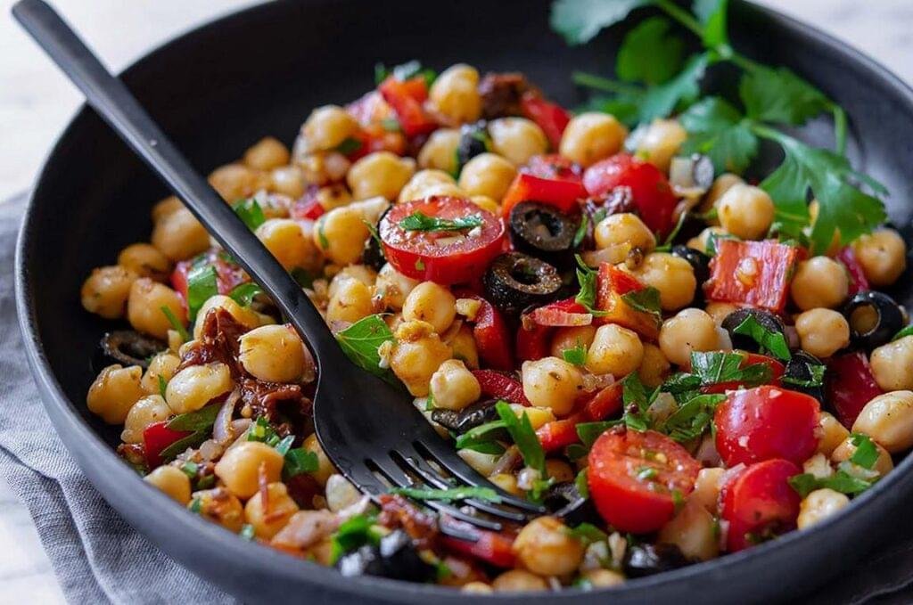 Salada Mediterrânea de Grãos e Legumes