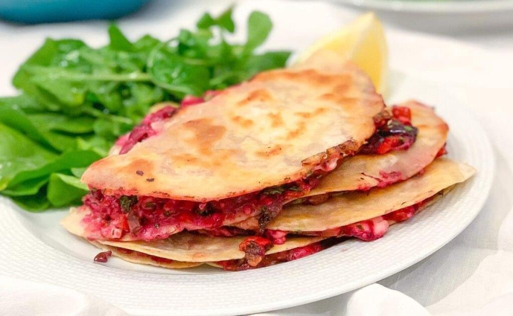 Wrap mediterrâneo de queijo feta e tomate